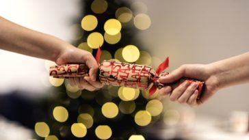 CHRISTMAS-TRADITIONS-FROM-ALL-OVER-THE-WORLD-United-Kingdom-UK-Christmas-Crackers.
