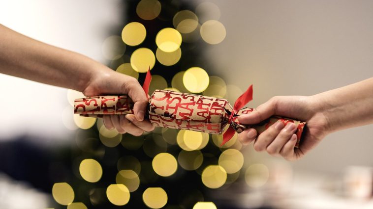 CHRISTMAS-TRADITIONS-FROM-ALL-OVER-THE-WORLD-United-Kingdom-UK-Christmas-Crackers.