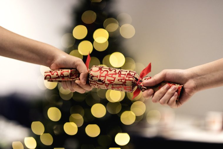 CHRISTMAS-TRADITIONS-FROM-ALL-OVER-THE-WORLD-United-Kingdom-UK-Christmas-Crackers.
